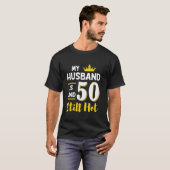 私の夫は50歳で、まだ熱い50誕生日の妻 Tシャツ (正面フル)