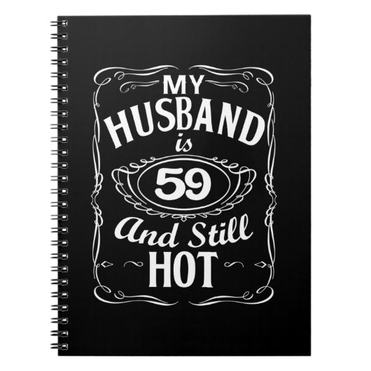 私の夫は59歳で、まだ熱い59誕生日シャツ ノートブック (正面)