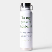 私の夫への結婚記念日 名前と日付を追加 ウォーターボトル (背面)