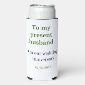 私の夫への結婚記念日 名前と日付を追加 スリム缶クーラー (Seltzer裏面)
