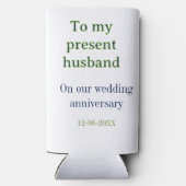 私の夫への結婚記念日 名前と日付を追加 スリム缶クーラー (裏面)