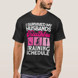 私の夫生き延びのトライアスロンのトレーニングスケジュール Tシャツ