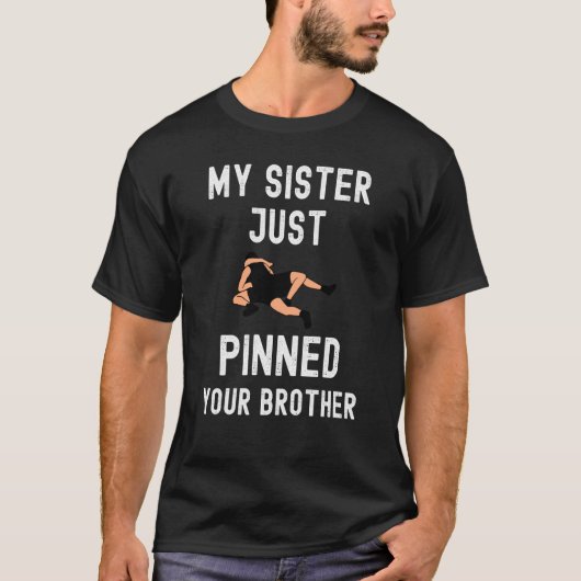 私の妹はあなたの弟のレスリングをピン留めした Tシャツ (正面)