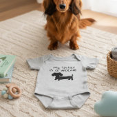 私の妹はウィーニー - ダックスフンドの赤ちゃんへのギフト ベビーボディスーツ