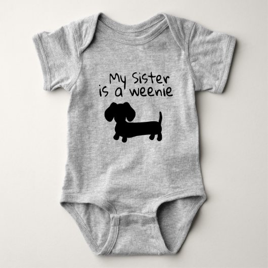私の妹はウィーニー - ダックスフンドの赤ちゃんへのギフト ベビーボディスーツ (正面)
