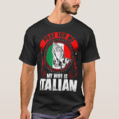 私の妻によってがおもしろいなイタリア語である私のために祈って下さい Tシャツ (正面)
