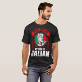 私の妻によってがおもしろいなイタリア語である私のために祈って下さい Tシャツ (正面フル)