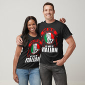 私の妻によってがおもしろいなイタリア語である私のために祈って下さい Tシャツ (ユニセックス)