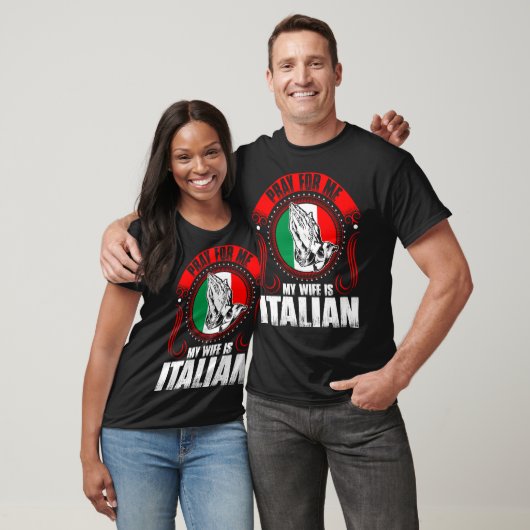 私の妻によってがおもしろいなイタリア語である私のために祈って下さい Tシャツ (ユニセックス)