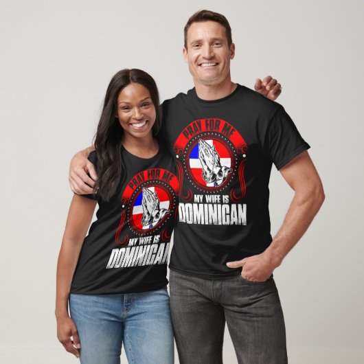 私の妻によってがドミニコ共和国のおもしろいである私のために祈って下さい Tシャツ (ユニセックス)