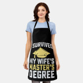 私の妻の修士の学位生き延びの卒業 エプロン (着用した状態)