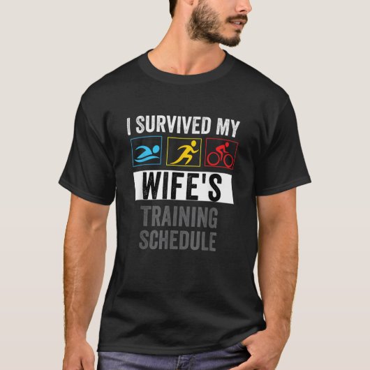 私の妻の生き延びトレーニングスケジュールトリアスリート Tシャツ (正面)