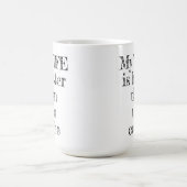 私の妻はこのコーヒータイポグラフィより暑い コーヒーマグカップ (中央)