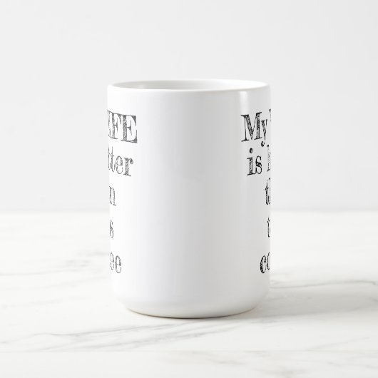 私の妻はこのコーヒータイポグラフィより暑い コーヒーマグカップ (中央)