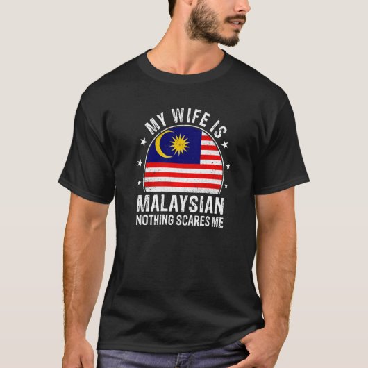 私の妻はマレーシア語で何も怖くない Tシャツ (正面)