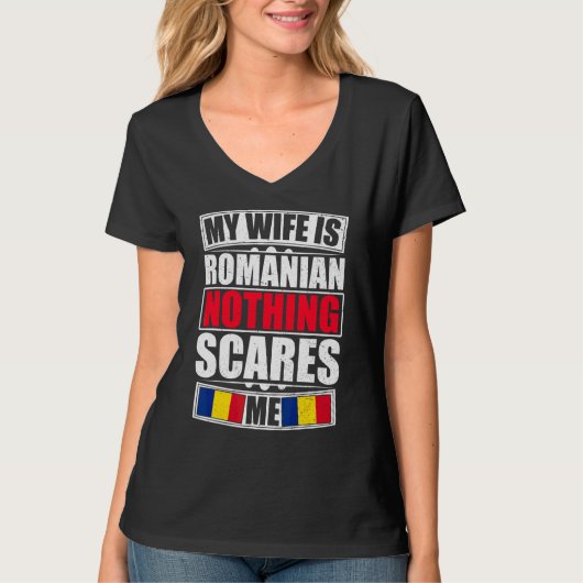 私の妻はルーマニア語で何も怖くないルーマニア国旗 Tシャツ (正面)