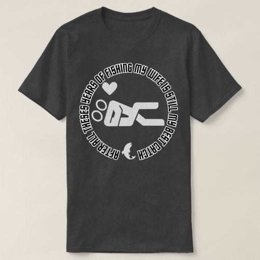 私の妻は何年もの魚釣りを経てまだ死なない Tシャツ (デザイン正面)