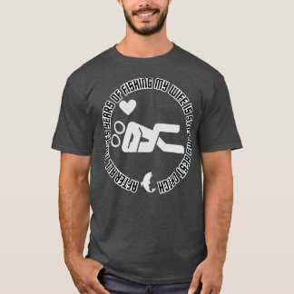 私の妻は何年もの魚釣りを経てまだ死なない Tシャツ