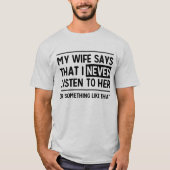 私の妻は私が彼女のおもしろTシャツに決して聞かないことを言います Tシャツ (正面)