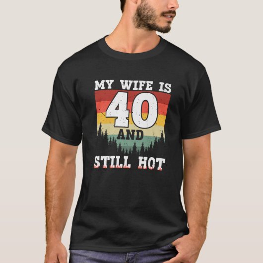 私の妻は40歳でまだ40歳の誕生日 Tシャツ (正面)