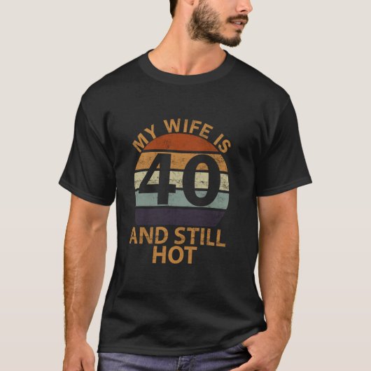 私の妻は40歳でまだ40歳の誕生日 Tシャツ (正面)