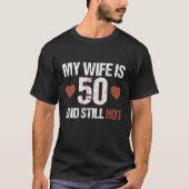 私の妻は50歳でまだ暑い50歳の妻の誕生日Gif Tシャツ (正面)