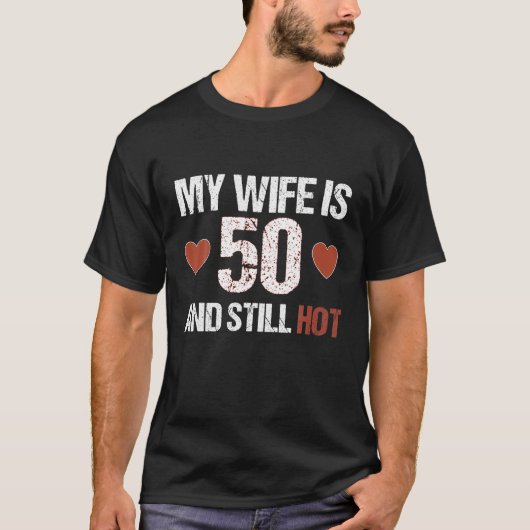 私の妻は50歳でまだ暑い50歳の妻の誕生日Gif Tシャツ (正面)