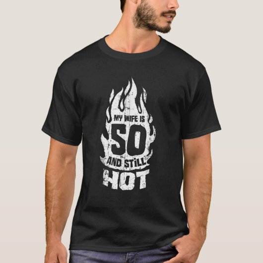 私の妻は50歳で、まだ熱い50誕生日Tシャツ Tシャツ (正面)