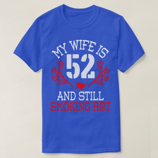 私の妻は52歳で、まだ喫煙熱Happ Tシャツ (デザイン正面)