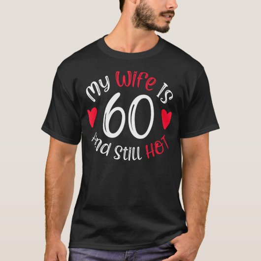私の妻は60歳で、まだ熱いアートおもしろいギフトだ Tシャツ (正面)