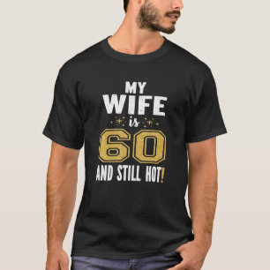 私の妻は60歳で、まだ熱い60番目の誕生日ギフト Tシャツ