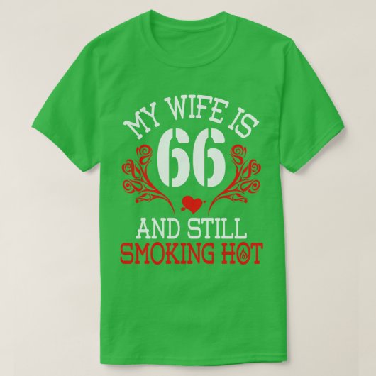 私の妻は66歳で、まだ喫煙熱Happ Tシャツ (デザイン正面)