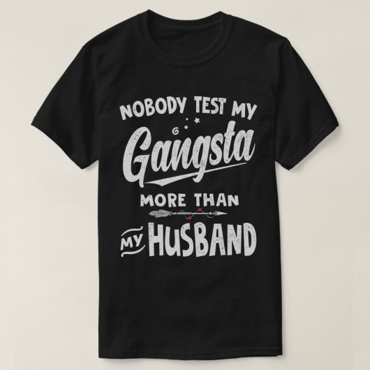 私の妻より私のギャングを試す人はおもしろいいない Tシャツ (デザイン正面)