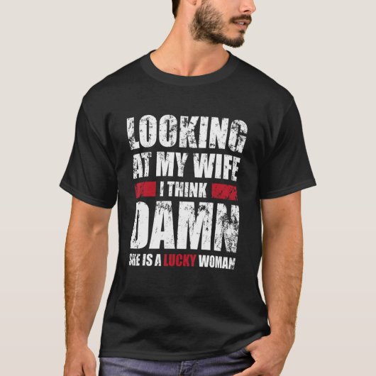 私の妻 – 彼女は幸運な女性 – 夫おもしろい Tシャツ (正面)