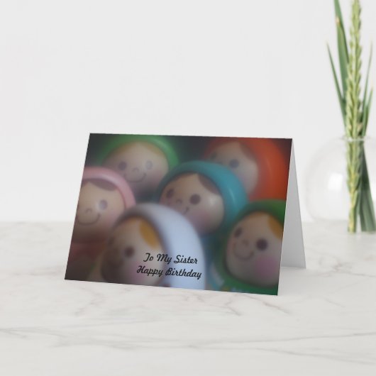 私の姉妹のハッピーバースデーへのにこやかな顔を搭載する人形 カード (正面)