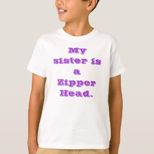 私の姉妹はジッパーの頭部です Tシャツ