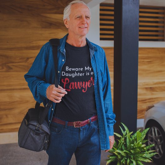 私の娘が弁護士であることに気をつけなさい Tシャツ