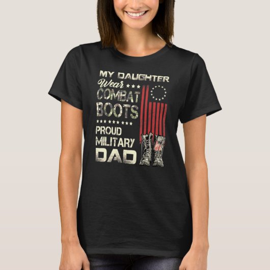 私の娘は戦闘靴を着用誇りを持った軍隊パパ Tシャツ (正面)