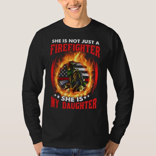 私の娘は消防士の細い赤い線のモミ誇りを持っただ Tシャツ (正面)