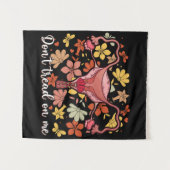 私の子宮を踏み出すな タペストリー (正面(横))