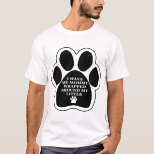 私の子犬座の足のまわりで包まれたなお母さん Tシャツ