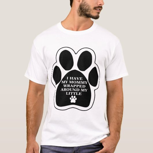 私の子犬座の足のまわりで包まれたなお母さん Tシャツ (正面)