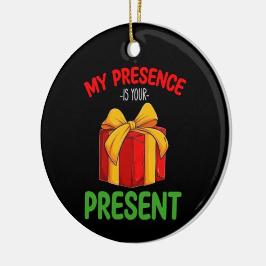 私の存在はあなたの現在の家族のクリスマスである セラミックオーナメント (左)