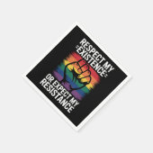 私の存在を尊重するか、私の抵抗を期待するLGBTQ スタンダードカクテルナプキン (角)