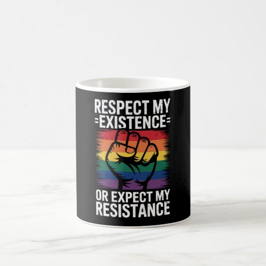 私の存在を尊重せよ、さもなくば抵抗を覚悟せよ LGBTQ コーヒーマグカップ (中央)