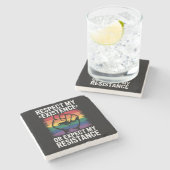 私の存在を尊重せよ。抵抗する覚悟あり。LGBTQ ストーンコースター (横)