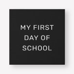 私の学校の最初の日の白黒 フェイクキャンバスプリント<br><div class="desc">このシンプルとスタイリッシュ「My first day of school」の看板は、黒い印刷された背景と白いALL CAPS sans serifレタリングを備えた文字のボードの外観を特徴とする。文字とデザインは完全に可能パーソナライズされたである。</div>