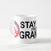 私の孫の標準的なコーヒーカップから遠くににとどまって下さい コーヒーマグカップ (正面左)