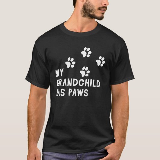 私の孫は犬の毛の親を手にしている Tシャツ (正面)