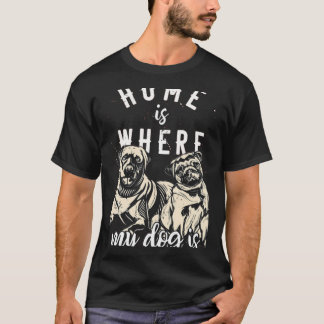私の家は私の犬がいる場所 - ビンテージのラブラドールとパグ Tシャツ